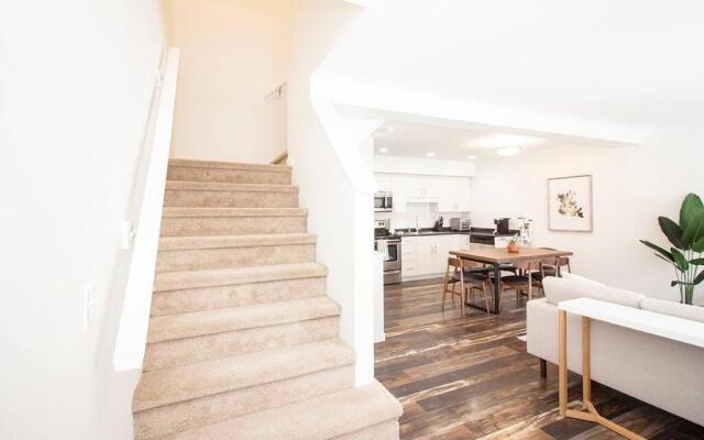 Luxurious 3 Bedroom Townhouse Free Parking and Wifi