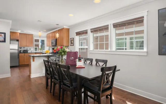 Seattle Vacation Home: The Great Wall