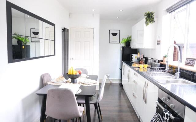 Northway House - Close to M62 and M6