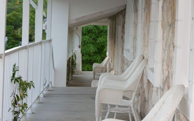 Hut Pointe Inn