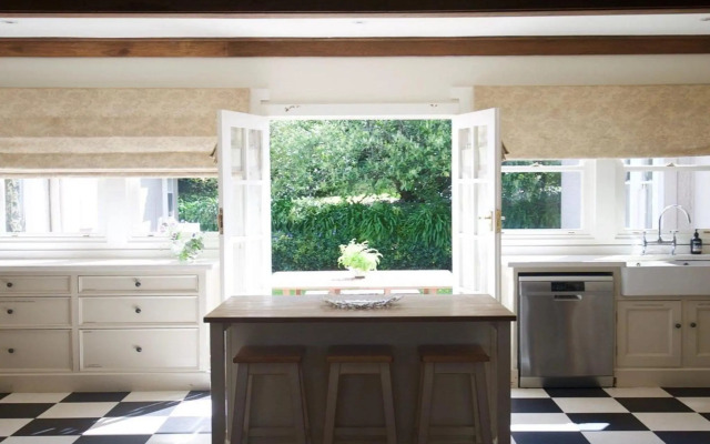 Robin Hill Manor - rambling retreat & tennis court