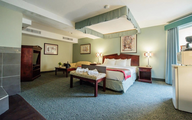 Harrison Lake Hotel