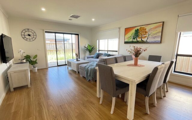 Relax 5 BRM Rental house near Melton