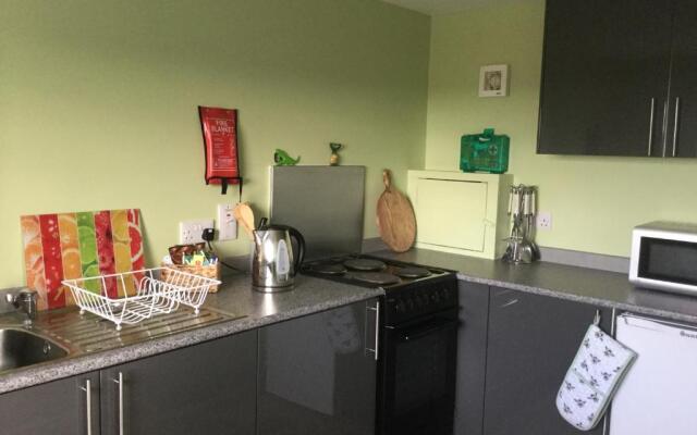 Green Yurt With Hot Tub - Sleeps 3, Parking & Wifi