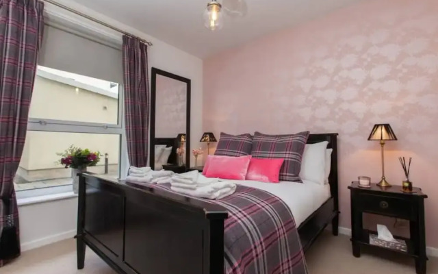 Holyrood Residence - Luxury Apartment With Parking
