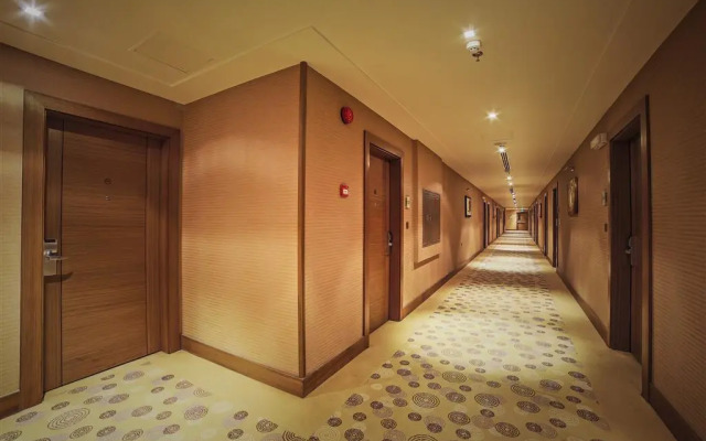Golden Tulip Suites Breida Al Q