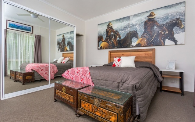 Ocean's 30 - Ultimate Beach Frontage – Guest Rooms – Merimbula