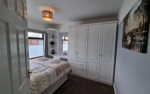 3 Bed Spacious House With Parking