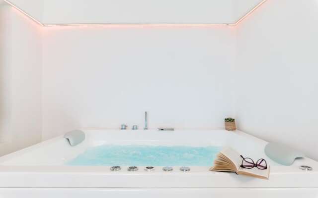 N XII Luxury Home With Jacuzzi by Wonderful Italy