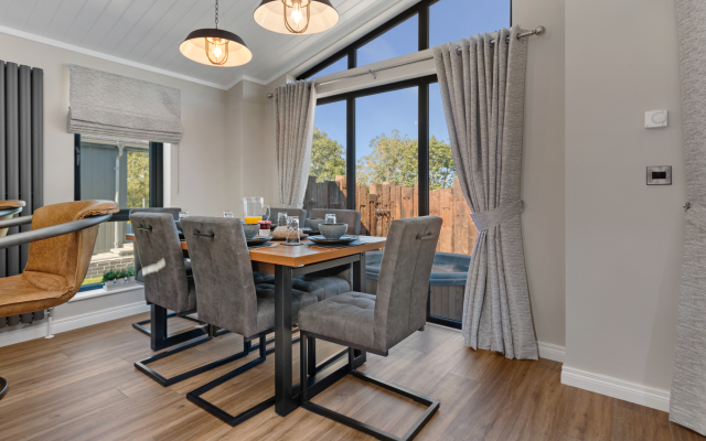 Dewin Bach - Luxury Lodge, Hot Tub, Close to Beach