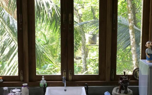 Villa Sooriya Weaving