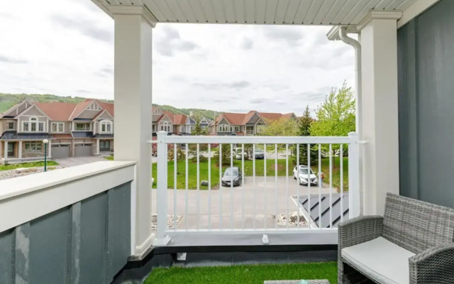 Exceptional 3 BDRM Townhome - 4 Seasons Rental