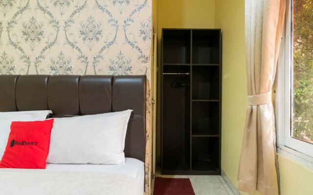 RedDoorz near Tomang 2
