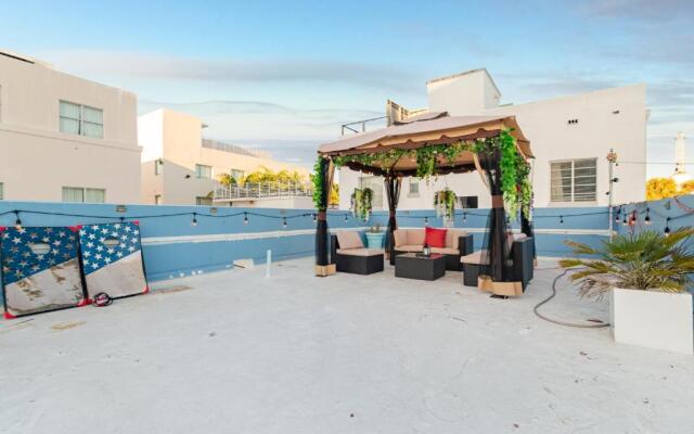 2Bedroom 2Bath with Private Rooftop&Jacuzzi,1block from beach