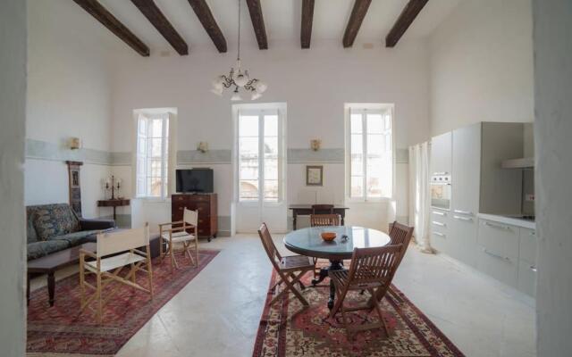 HT3 - Quirky Apartment with Roof Terrace