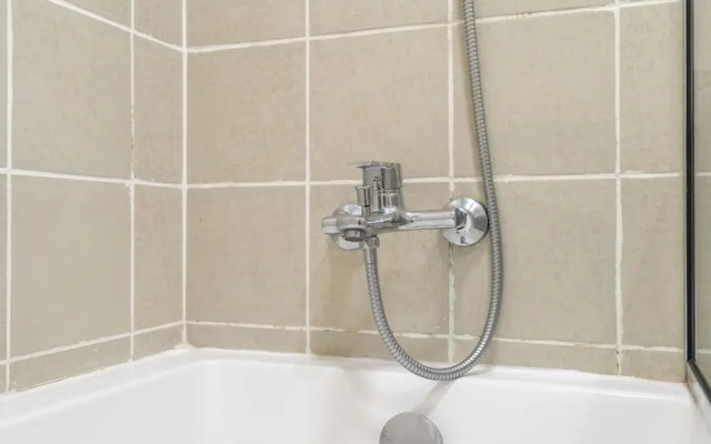 Refined 1BR Retreat in The Point Tower - Marina