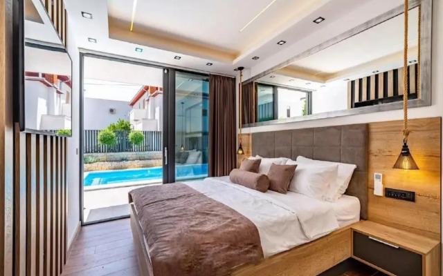 Villa Alpha - Four Bedroom Villa With Swimming Pool