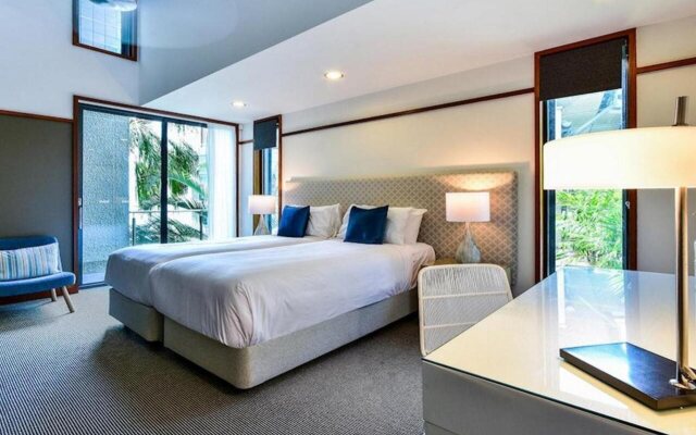 Yacht Club Villas