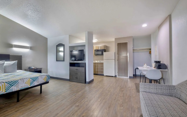 Studio 6 Dallas, TX - North - Richardson