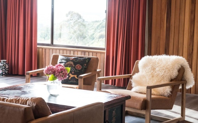 The Hobart Entrance – Guest Rooms – Kingston