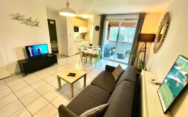 T2 jardinet avec piscine, parking et tennis