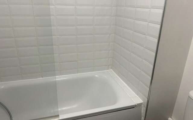 Essex 2 Bed Flat Near Station With Free Parking