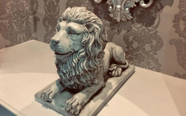 The Lion'S Den On Royal Street