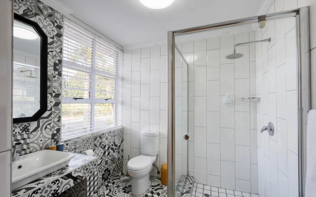 Hampton Collection - Charming 5 Sleeper Apartment with Pool