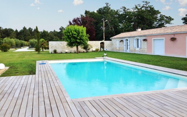 Villa With 5 Bedrooms in Saint-germain-d'esteuil, With Private Pool, E