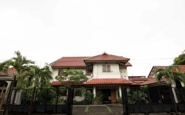 Santo Guest House by RedDoorz