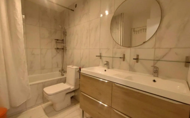 5 mn (450 m) walk Metro/La Defense/3BR/8Pers