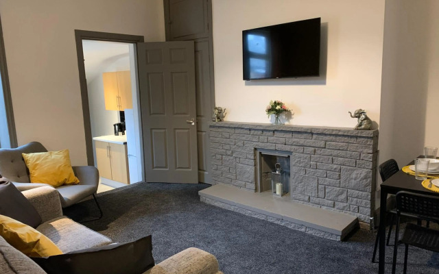 Rectory - Lovely 4 bedroom maisonette Gateshead free parking