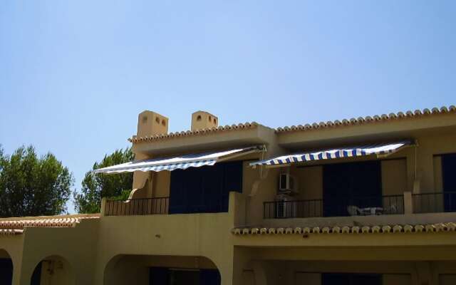 House With one Bedroom in Alvor, With Shared Pool, Furnished Terrace and Wifi Near the Beach