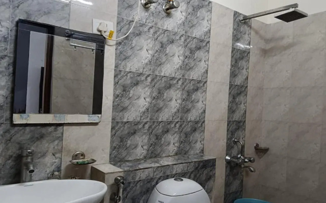 OYO 16721 Divine Hotel
