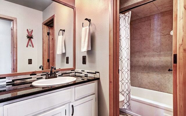 Ski Hill 27 2 Bedroom Condo by RedAwning