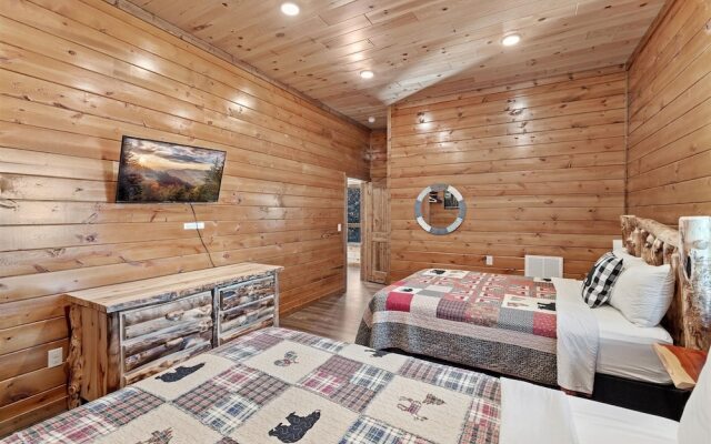Smokey Treats 5 Bedroom Cabin by RedAwning