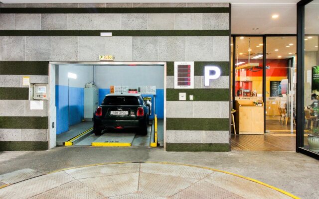 Blooming House Residence