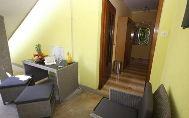 Two bedroom apartment, nice neighborhood, free parking, WiFi