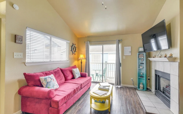 Bay View, Pool Access: Romantic Galveston Retreat!