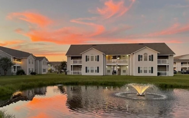 Updated, Ground Floor Unit w/ Pool & Gym, Sleeps 6