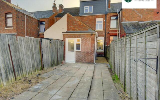 5 Bedroom - 5 Bathroom House By Passionfruitproperties close to Coventry City Centre with Free Wi-fi and garden - 34HRC