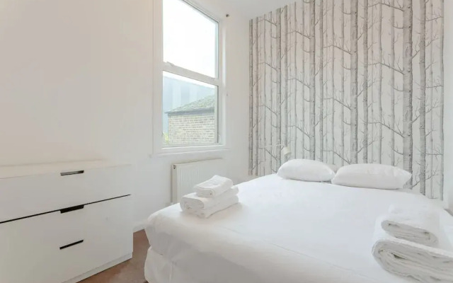Beautiful 4 Bedroom London Riverside House