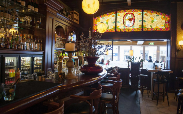 Hotel et le Café de Paris