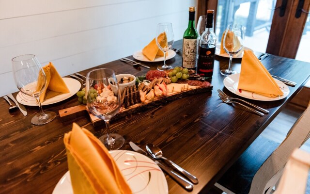 Bigfoots Retreat 2 Bedroom Chalet by RedAwning