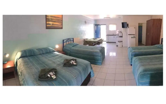 Ash's Holiday Units & Cafe