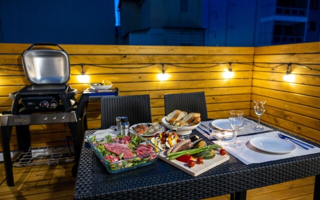 ONE WORLD Sakaisuji Hommachi