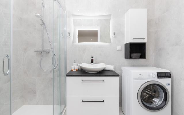 Obrońców Wybrzeża Gdynia by Renters