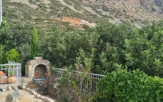 Plaka-sleeps4-parking-pool-hottub-seaviews