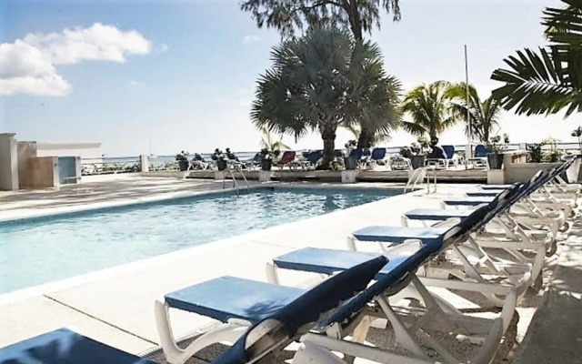Sungazer - Holetown Apt & Beach Club on West Coast