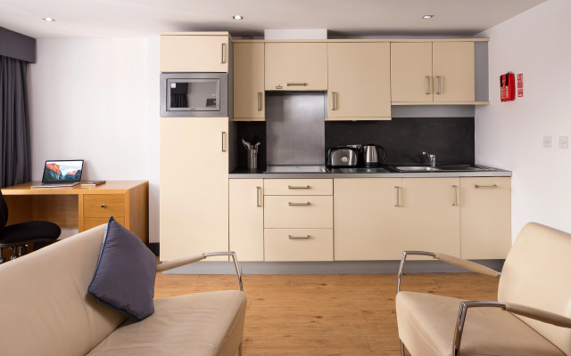 Roomzzz Leeds City West